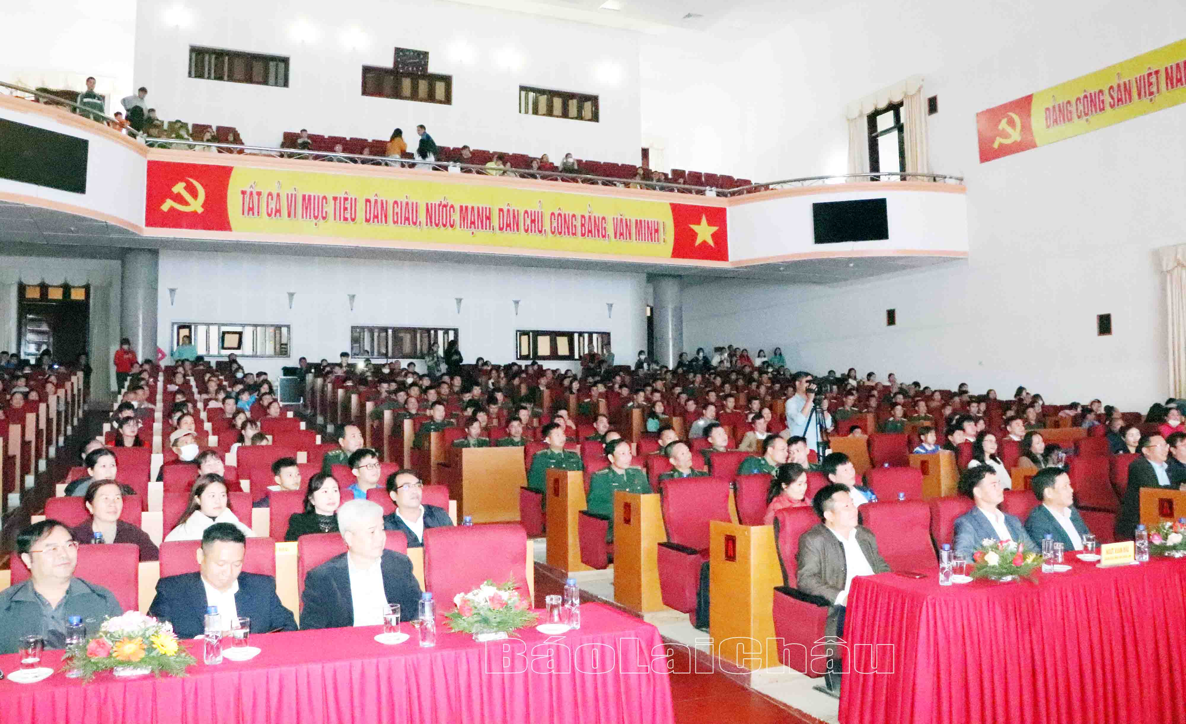 Đại biểu và Nhân dân đến cổ vũ cho chương trình nghệ thuật. 